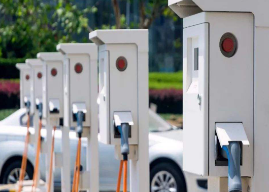 英國(guó)電動(dòng)汽車(chē)行業(yè)陷入困境，英媒：中國(guó)背鍋！